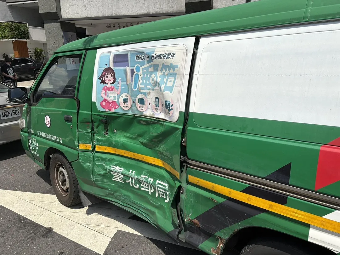 公車擦撞郵務車，造成郵務車駕駛頭部、雙腳擦挫傷送醫，所幸無大礙。（圖/警方提供）
