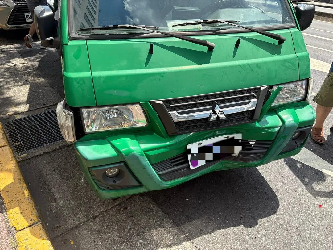 公車擦撞郵務車，造成郵務車駕駛頭部、雙腳擦挫傷送醫，所幸無大礙。（圖/警方提供）