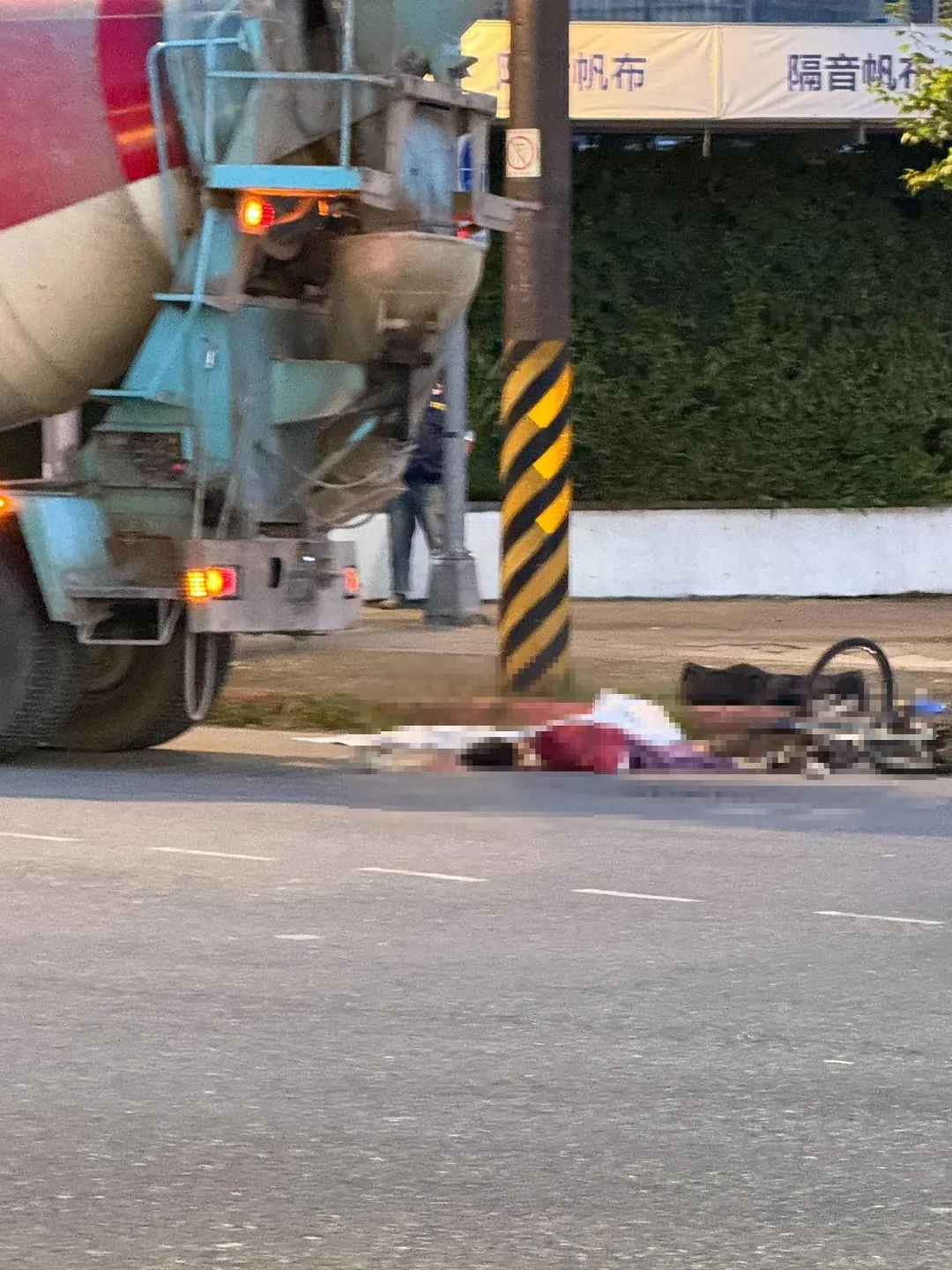 台北市南港發生一起死亡車禍，一名腳踏車女騎士遭捲入水泥車底，當場遭輾壓死亡。（圖/翻攝畫面）