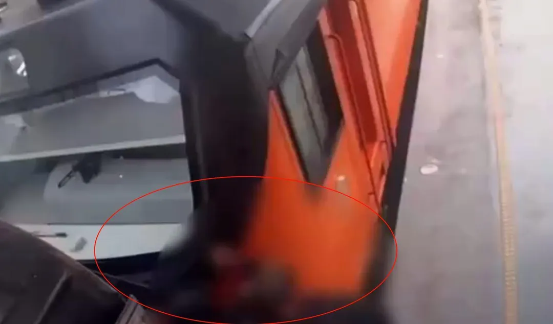 12日台鐵中壢站，有一名男子被民眾目擊，攀附於172次自強號機車頭及第一車廂連接區間，相當危險。（圖/警方提供）