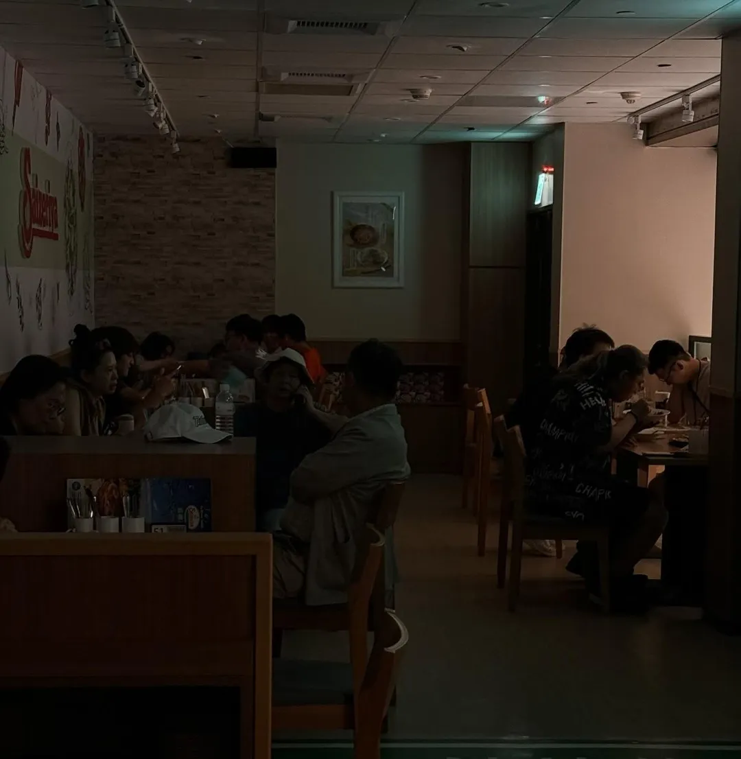 地下街1間餐廳內部沒了燈光，用餐民眾摸黑吃飯。（圖／Threads@yuanyan.94授權提供 ）