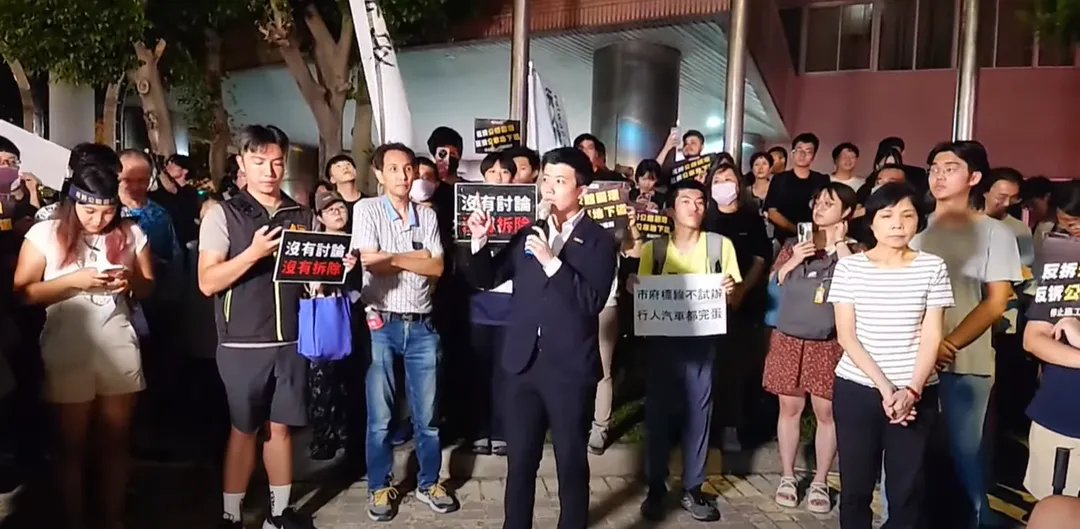 圖為苗博雅出席行人零死亡推動聯盟12日晚間7時舉辦「守環行動:圓環大走讀」活動。(圖取自OWL貓頭鷹交通書YT)