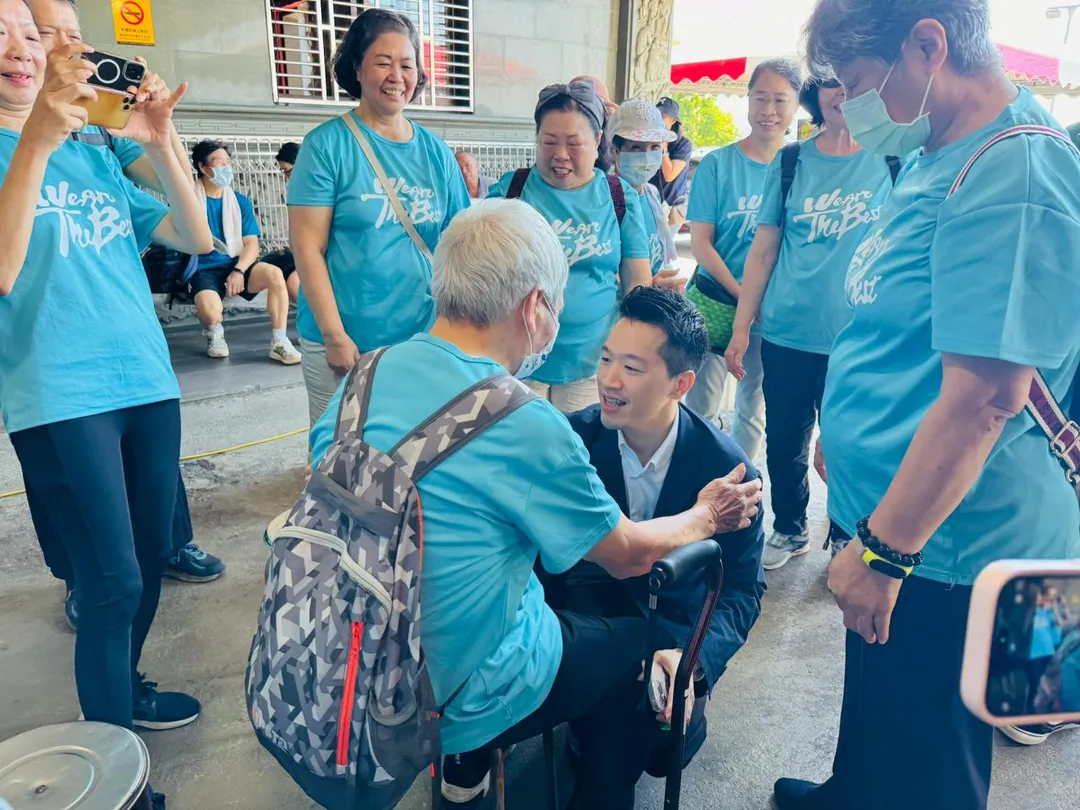 總統府副秘書長何志偉今（14）日出席桃園龜山明倫三聖宮舉辦的中醫義診活動，現場與民眾互動熱絡。（圖／桃園明倫三聖宮提供）