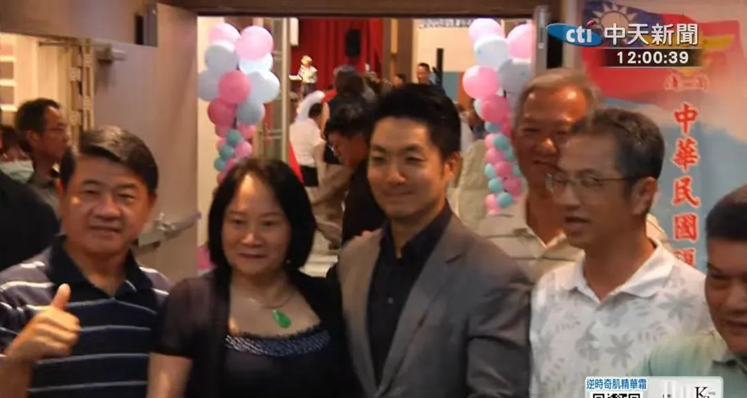 台北市長蔣萬安出席復興崗校友聯誼會，與出席民眾合照。（圖/中天新聞）