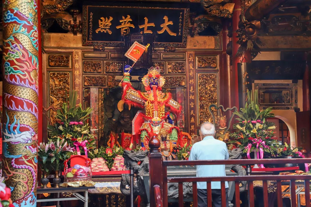 祭典當日清晨五點，大士爺紙糊神尊進行開光點眼儀式。（圖／嘉義縣政府）