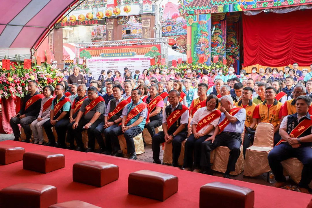 民雄大士爺文化祭12日清晨於大士爺廟舉行祈福團拜，由嘉義縣副縣長劉培東、立法委員蔡易餘、陳冠廷與大士爺廟董事長周漳炎等人共同參與。（圖／嘉義縣政府）