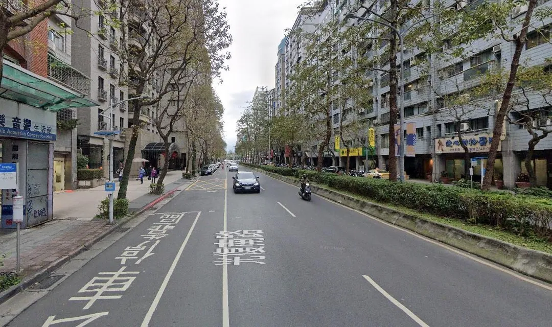 台北市「基隆路光復南路口」取消機車強制兩段式左轉，搭配內車道取消禁行機車。（圖／翻攝自Google Maps）