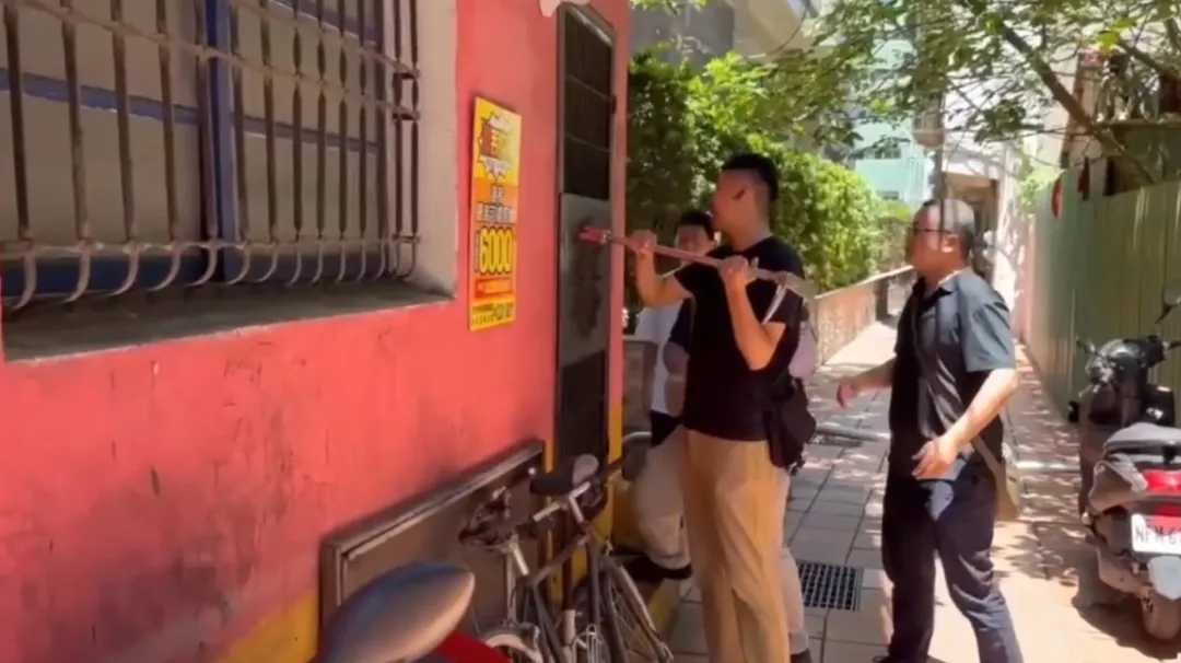 警方持搜索票攻堅逮捕嫌犯。（圖/警方提供）