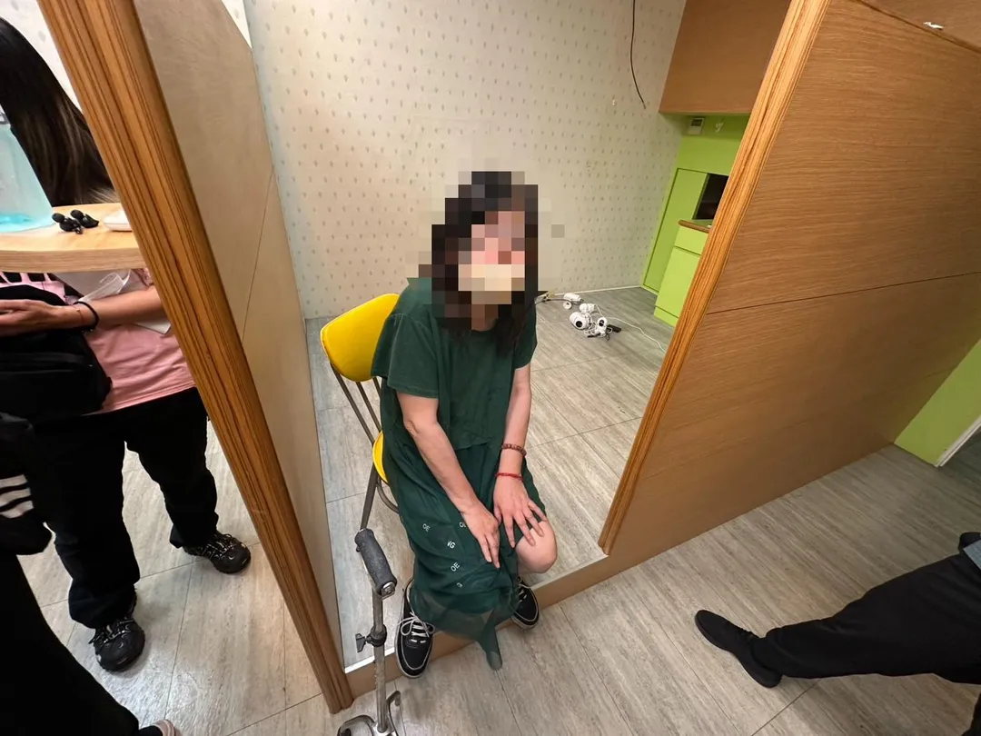 警方在永和區逮捕詐騙集團盧姓女收水手。（圖/警方提供）