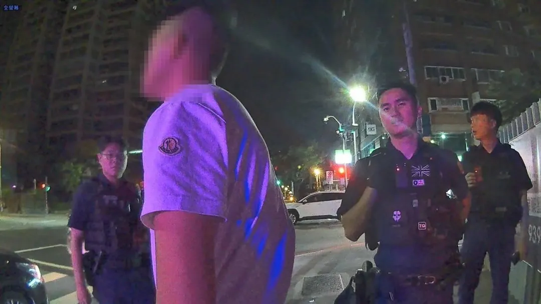 桃園發生2派人馬凌晨酒醉鬧事,警方趕抵現場立即對現場人員盤查詢問。(圖/警方提供)