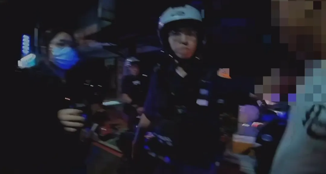 男子喝酒鬧事遭員警當場壓制上銬，網友支持警方執法作為。（圖/警方提供）