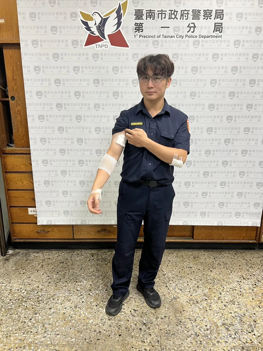 台南一分局德高派出所所長林海平於圍捕嫌犯時，遭男子持榔頭追打，還被咬傷手臂。（圖/警方提供）