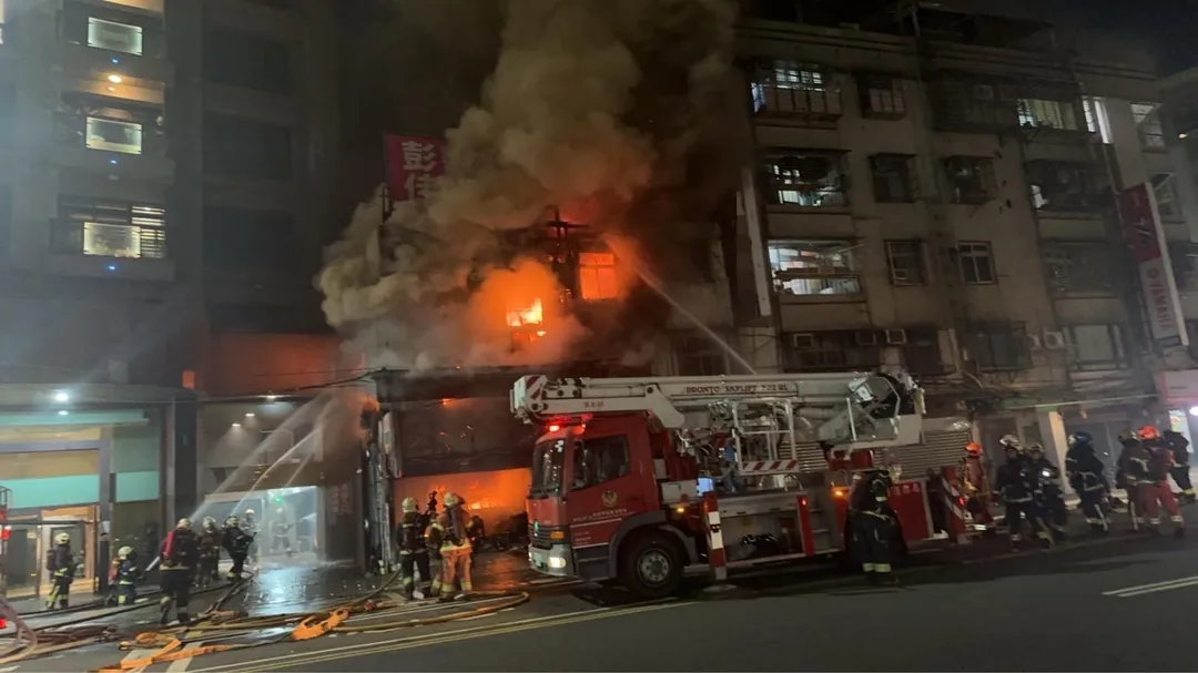 新北市三重發生工廠火警,火勢燃燒猛烈,所幸沒有人員受困。(圖/新北市消防局提供)
