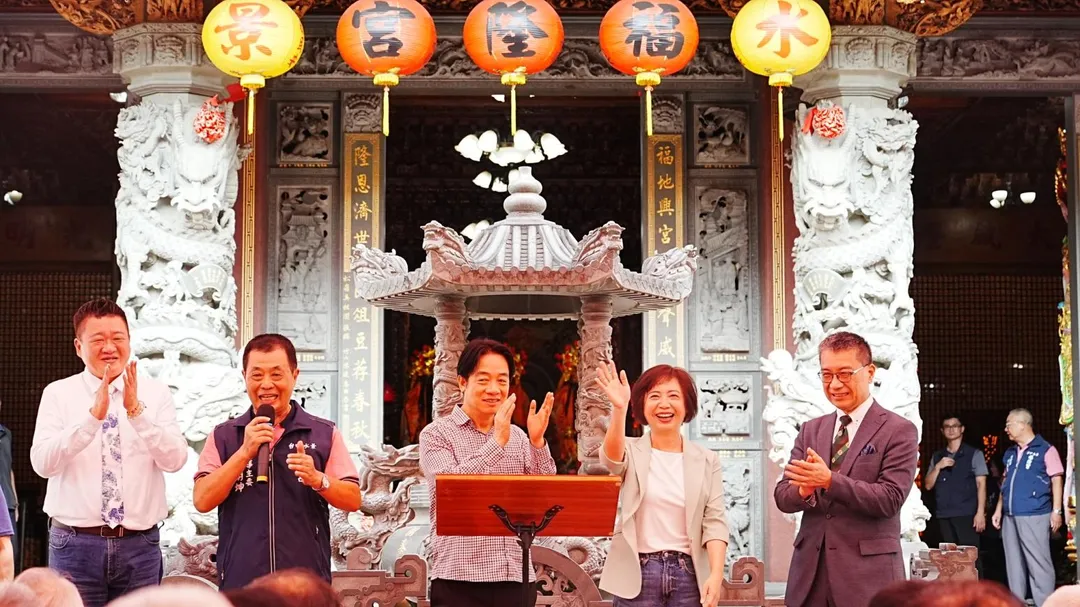 賴清德14日赴台中與黨公職座談，並到北屯水景福隆宮參拜。（圖／翻攝何欣純臉書）