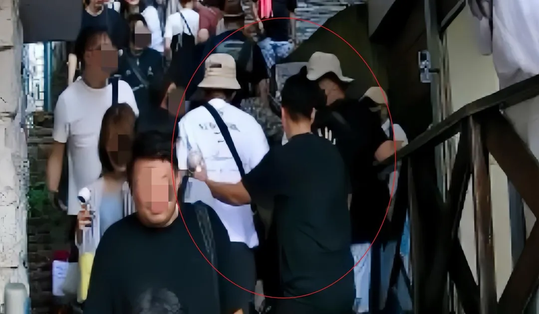 員警發現戴帽子、口罩掩面的可疑男子，立即上前將人制伏。（圖／警方提供）