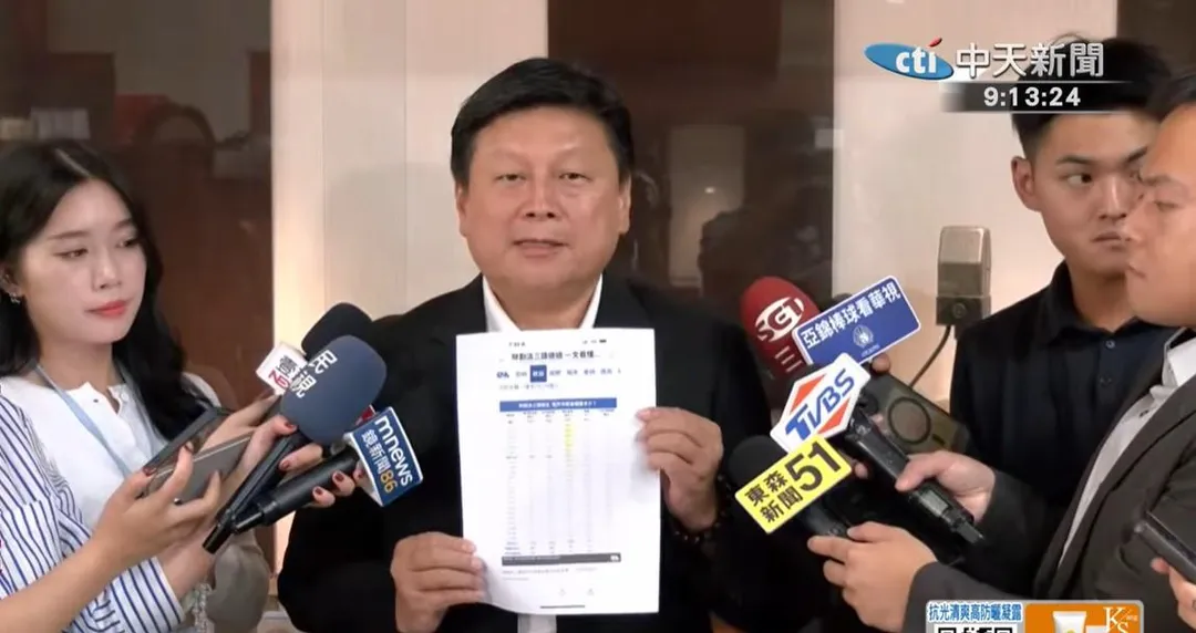 國民黨立院黨團總召傅崐萁出示去年底修法後,中央社報導把各縣市分配數額試算,他指出數據來源當然是依照財政部的試算。(中天新聞)