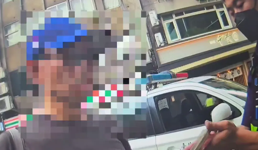 違規男子最後仍遭警方攔查確認身分。（圖／翻攝畫面）