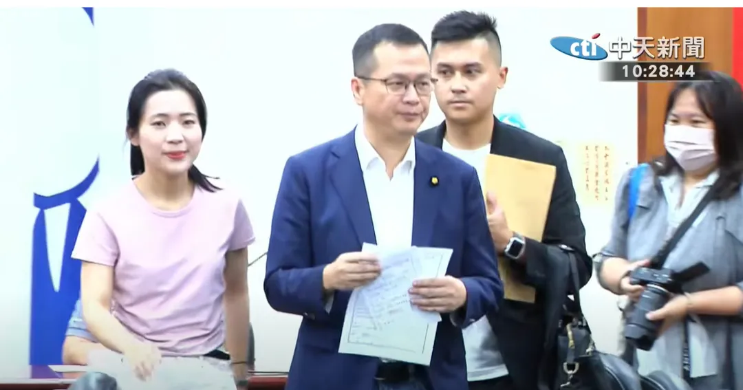 羅智強今日在徐巧芯的陪同下,前去國民黨中央黨部領表登記參選黨主席。(圖/中天新聞)