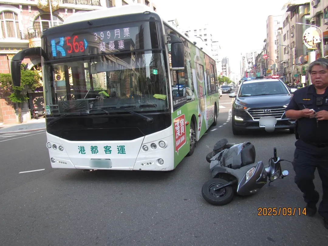 昨（14）日高雄市鹽埕區發生一起嚴重交通事故，一名75歲夏姓老翁騎乘機車闖紅燈，不僅險些撞上行人，更與一輛公車發生碰撞。（圖/警方提供，下同）