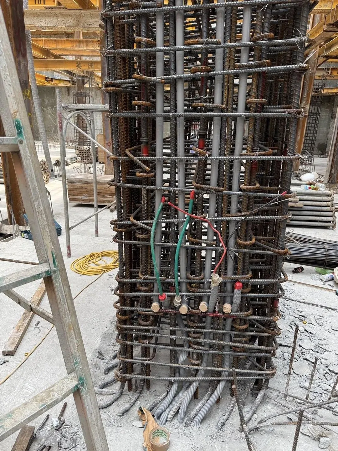 台南市花園夜市旁一處新建大樓工程傳出施工品質爭議，C棟承重柱疑因放樣錯誤，導致鋼筋結構嚴重偏移變形，引發民眾對結構安全的疑慮。（圖／爆料公社）