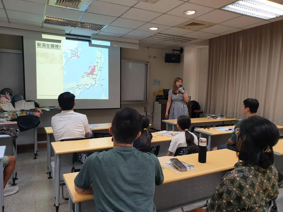 旅遊專家在座談會介紹日本新潟滑雪行程,有如在教室經歷了一趟雪場巡禮。 (圖/YKT提供)