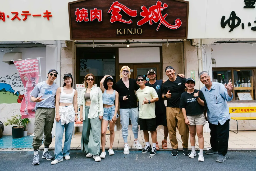 《上船了各位！ 》的藝人們在節目中與羅蘭(中)合體。 （圖／三立提供）