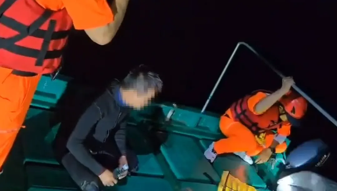 海巡署東南沙分署東沙指揮部昨（14）日晚間在東沙海域成功查扣一艘大陸籍小舟。（圖/海巡署提供）