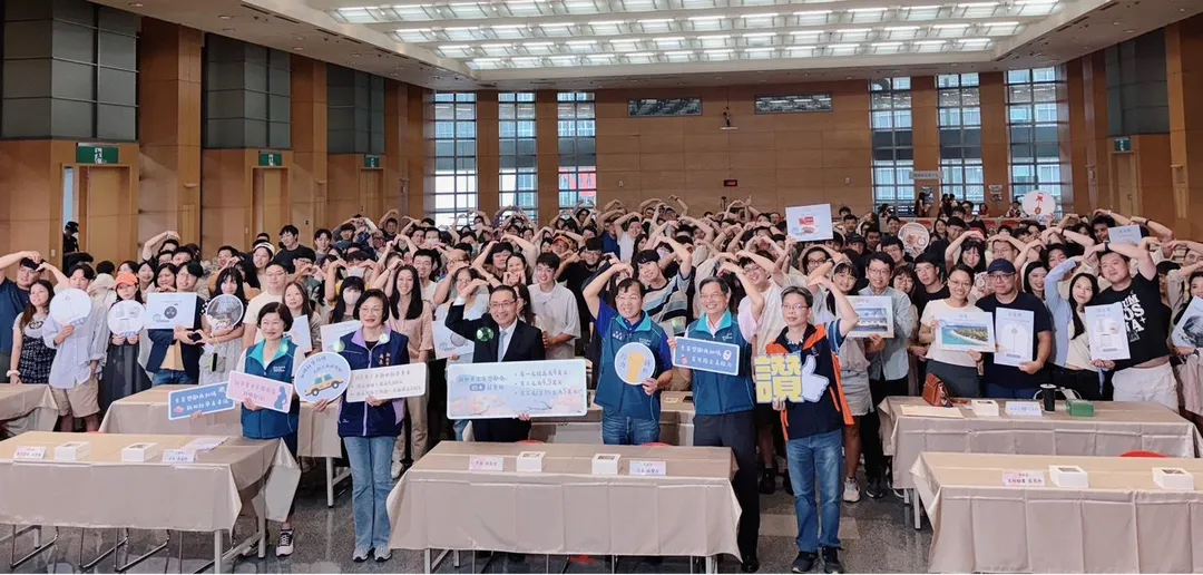 侯市長與參加2025新北市聯合婚禮新人說明會新人合影。(新北市民政局提供)
