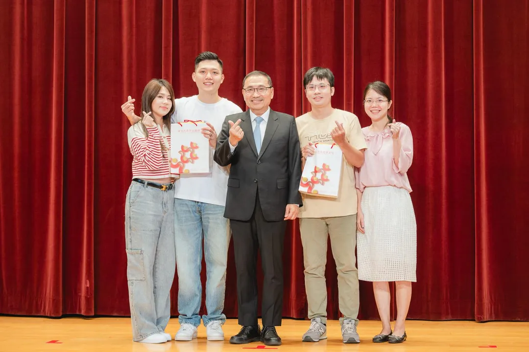 新北市長侯友宜與2對分享愛情小故事的新人合影。(新北市民政局提供)