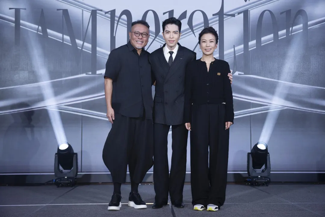 索尼音樂大中華區CEO陳國威（左起）、蕭敬騰、喜鵲娛樂創辦人林有慧15日一同出席簽約記者會。（圖／索尼音樂提供）