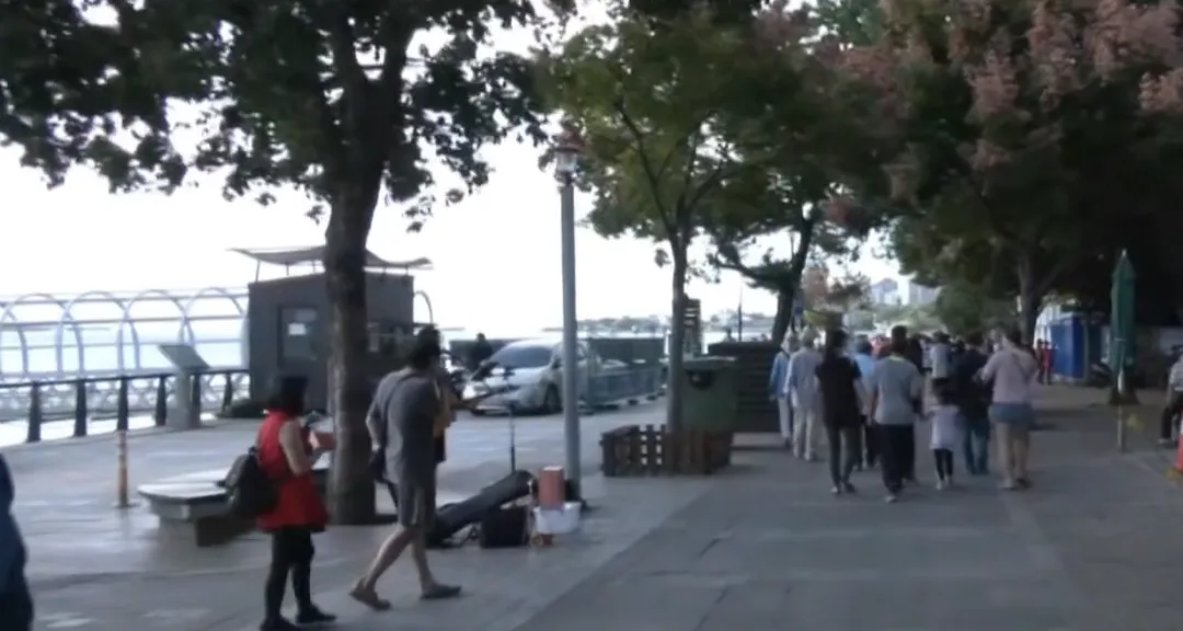 許多民眾會到淡水河邊商圈遊玩，但進入冬天又是另一種光景。（圖／中天新聞）