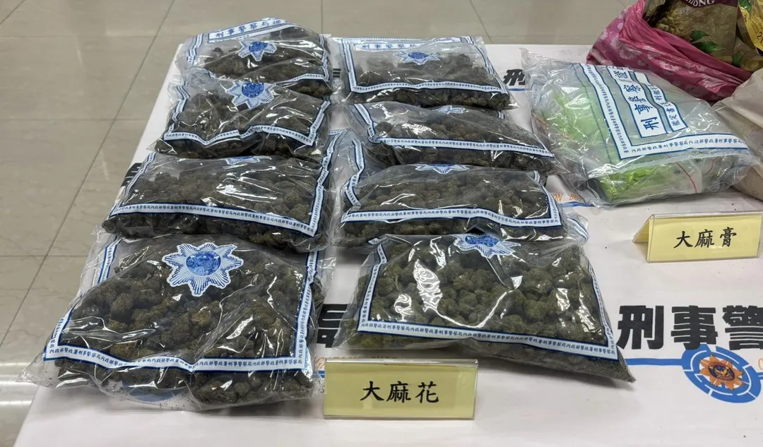 警方查扣大量大麻花。(圖/翻攝畫面)