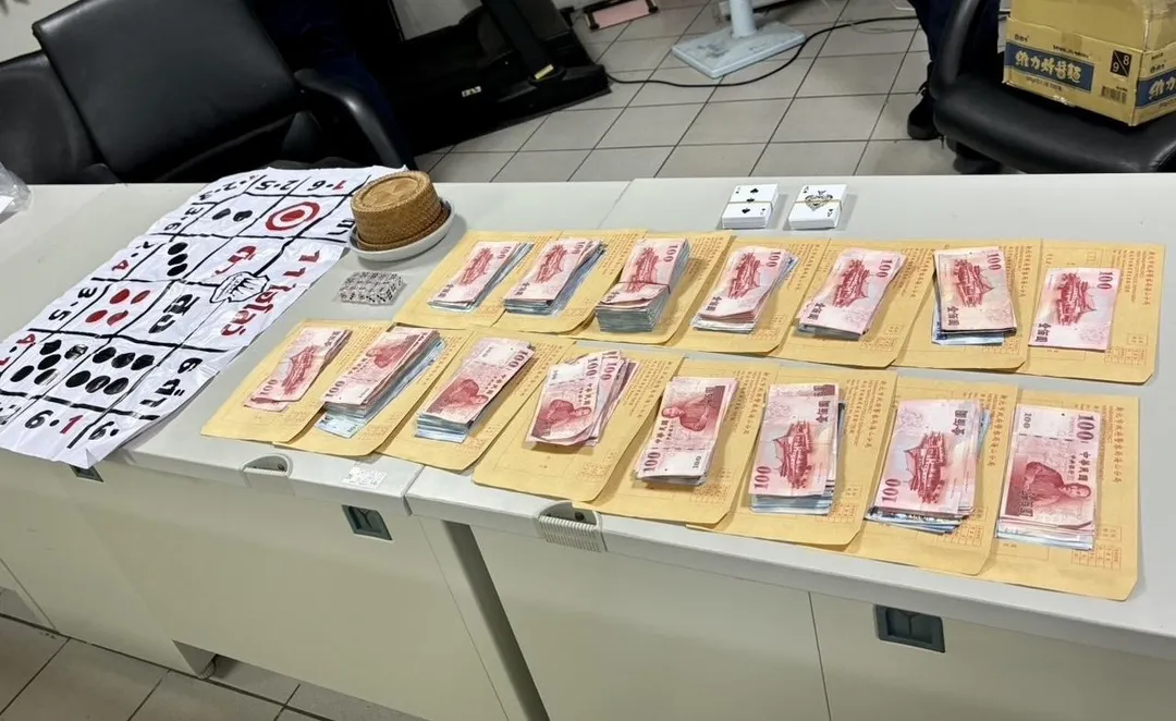 警方查扣賭具與賭資28萬元。（圖／翻攝畫面）