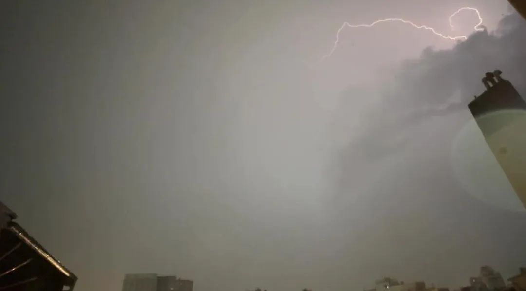 台南市多區15日晚間出現大片閃電,卻沒有聽見什麼雷聲。(圖/廖大乙提供)
