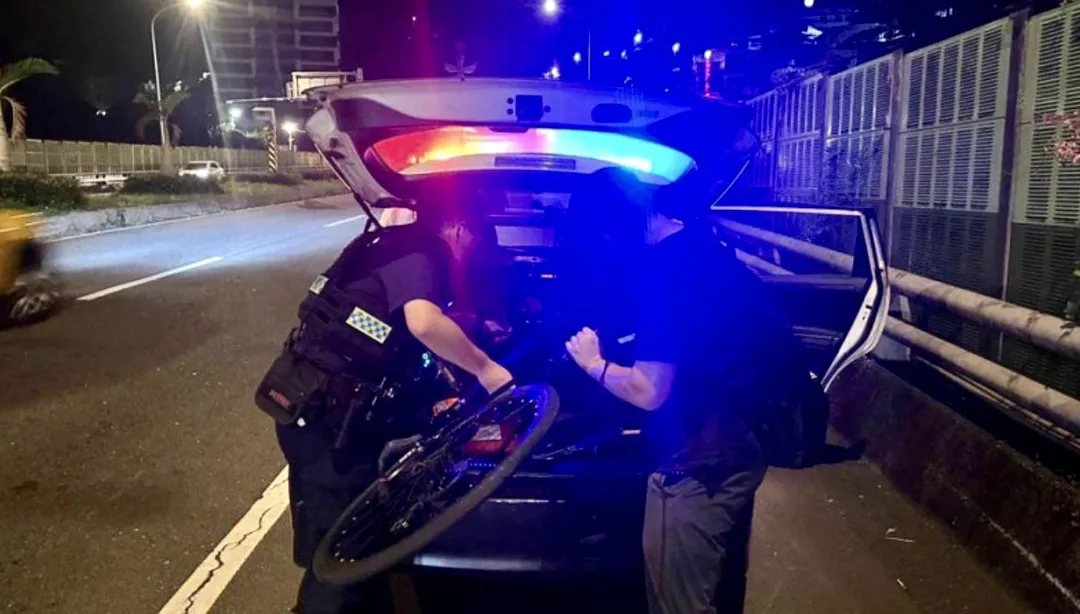 男子騎單車闖國道驚魂急停路肩報警脫險。(圖 /翻攝畫面)