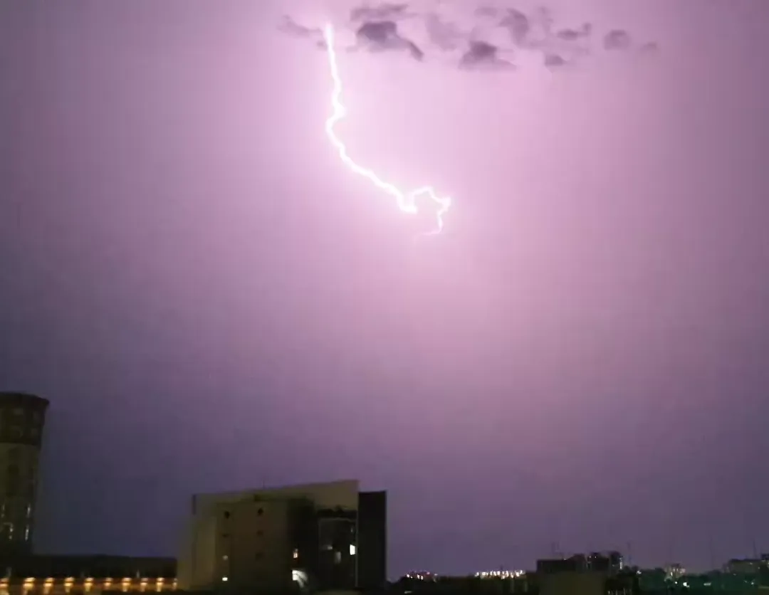 台南市15日傍晚開始出現大片閃電,儘管風雨漸歇,閃電仍持續不停。(圖/Threads@guanxing_ge授權提供)