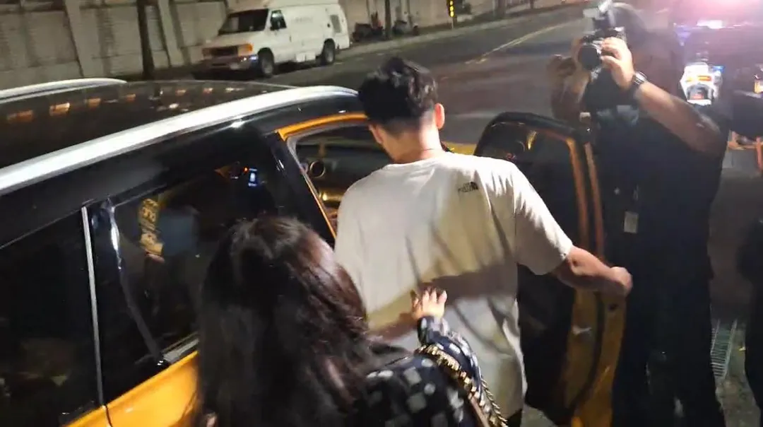 龔益霆獨自上車離開。(圖/翻攝畫面)