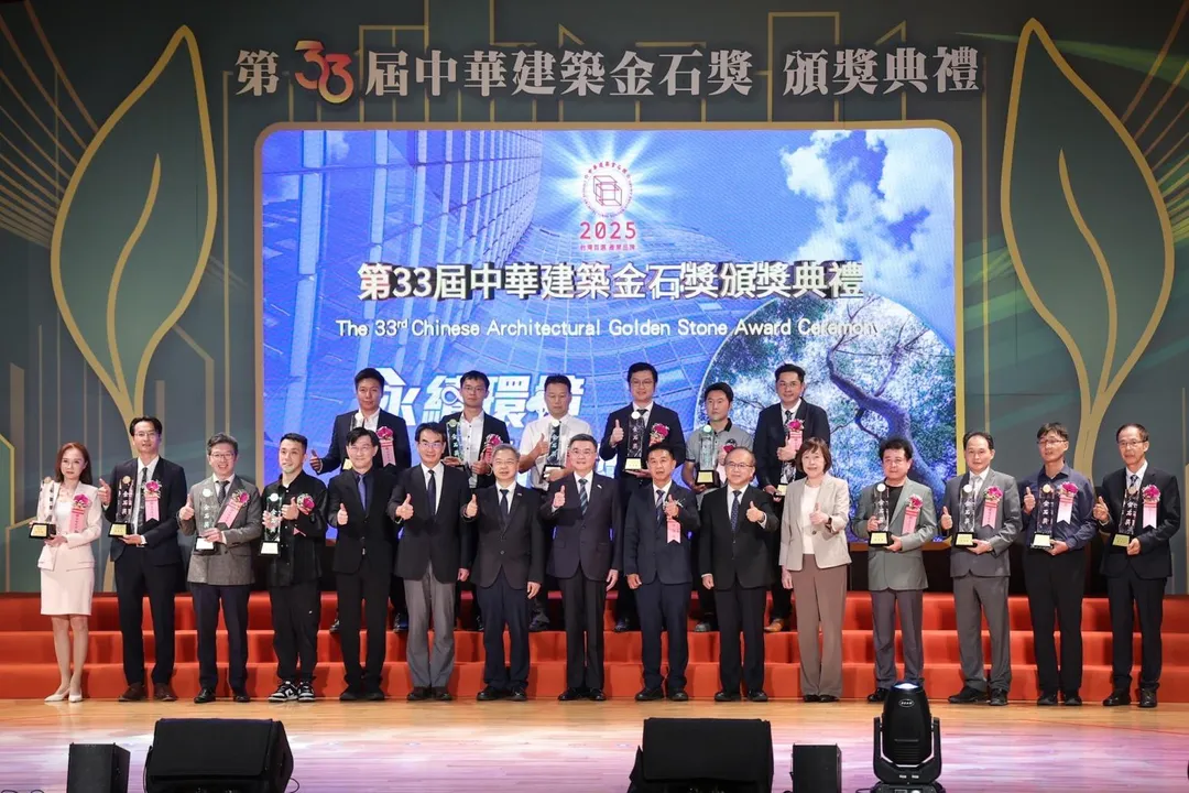 行政院長卓榮泰15日出席有「建築界的奧斯卡獎」美譽的「中華建築金石獎」頒獎典禮。（圖／行政院）