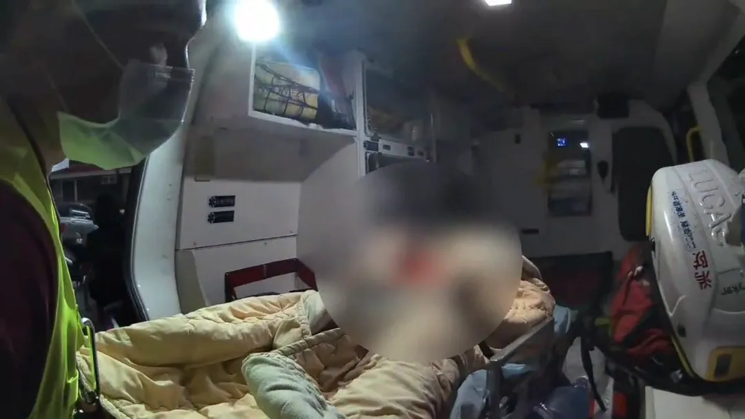 警方趕來處理將女子送醫。（圖／警方提供）