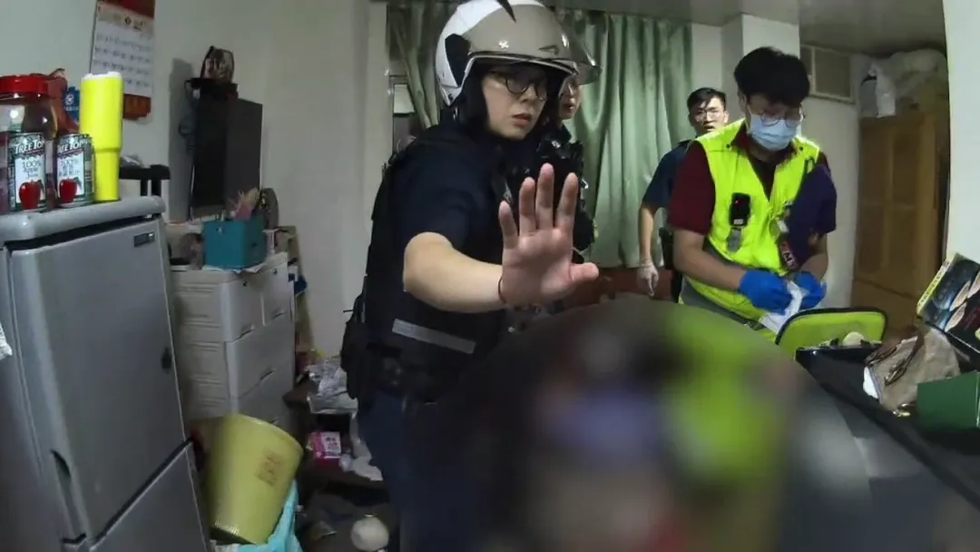 警方趕到女子住處，將她的同居男友送醫。（圖／警方提供）