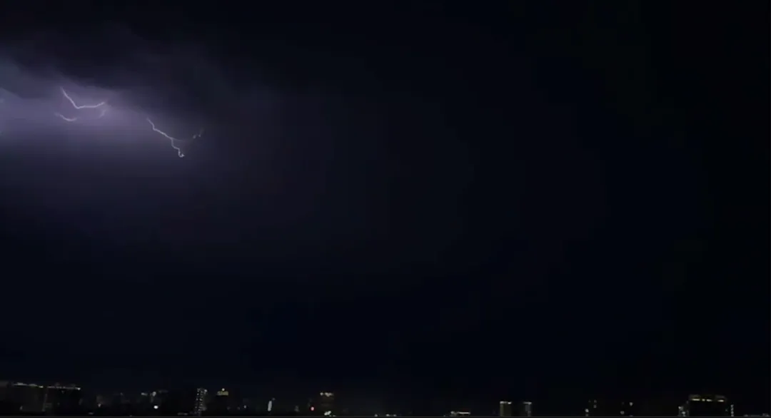 17時至18時閃電次數達1295次。