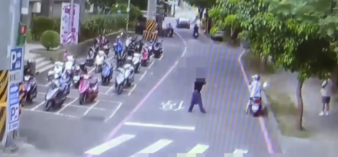 三峽羅姓婦人機車發不動，一名自稱機車行老闆上前幫忙維修，要價2千，婦人拒絕後報警，男子竟是詐騙慣犯。（圖/警方提供）
