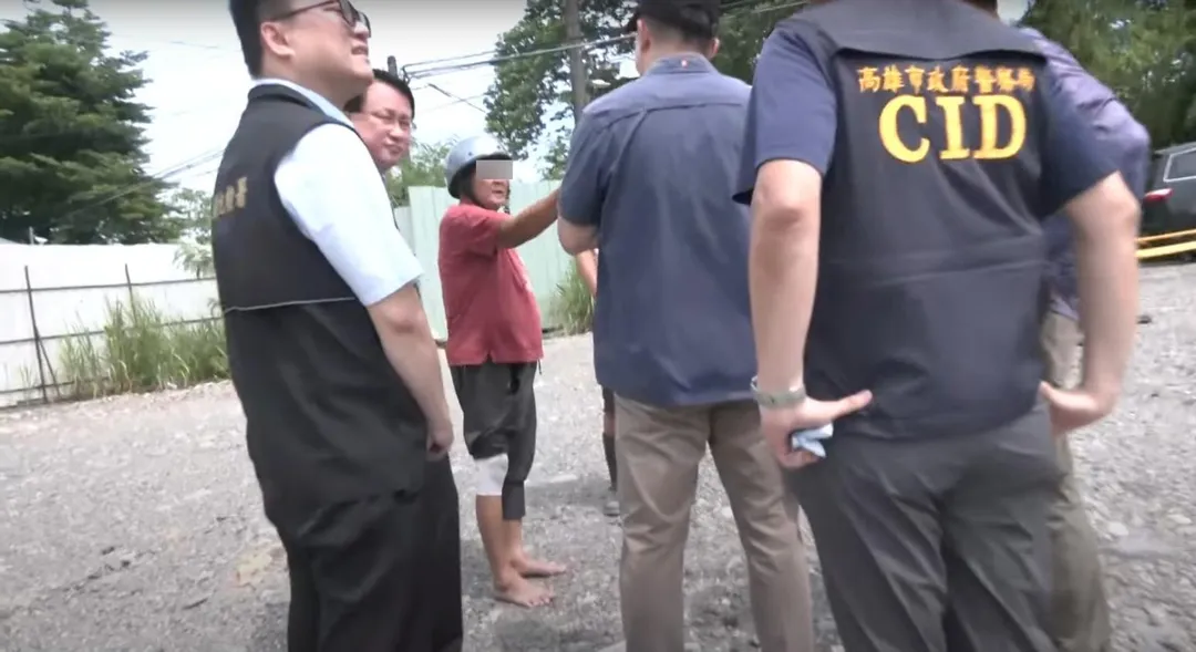 在「美濃大峽谷」旁務農的鍾姓阿婆腳上纏滿繃帶，她哭訴砂石業者影響周圍居民生計。（圖/中天新聞）