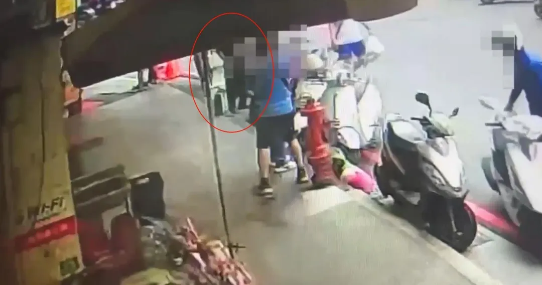 王姓男子隨機先破壞機車，被監視器拍下，再自稱是老闆可以協助車主維修，以此詐騙。（圖/警方提供）
