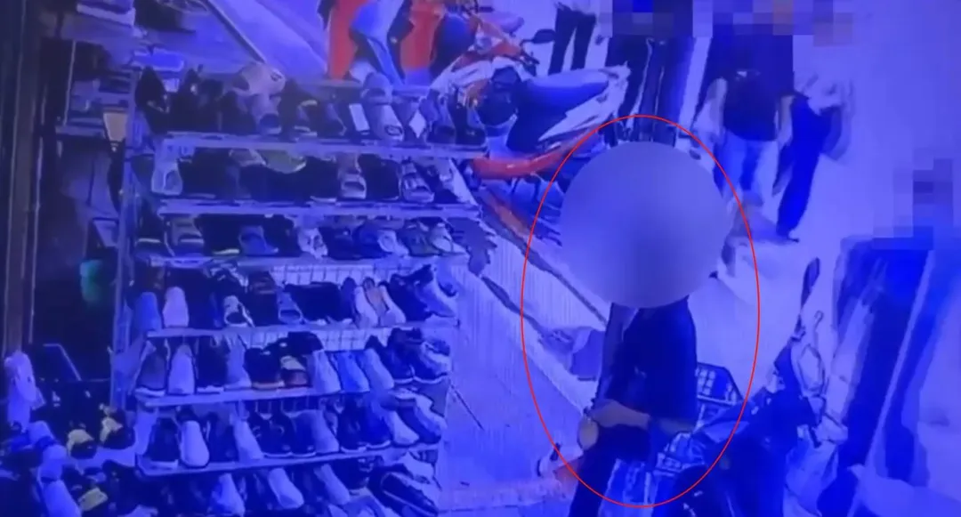 王姓男子在店家門口伺機犯案。（圖/警方提供）
