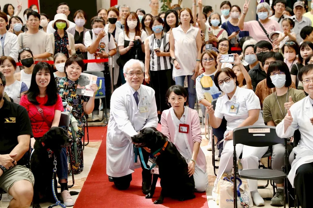 台北榮民總醫院首位輔助治療犬「歐巴」，在服務超過6年後，於今（16）日舉行退休儀式。（圖/翻攝自台北榮民總醫院臉書）