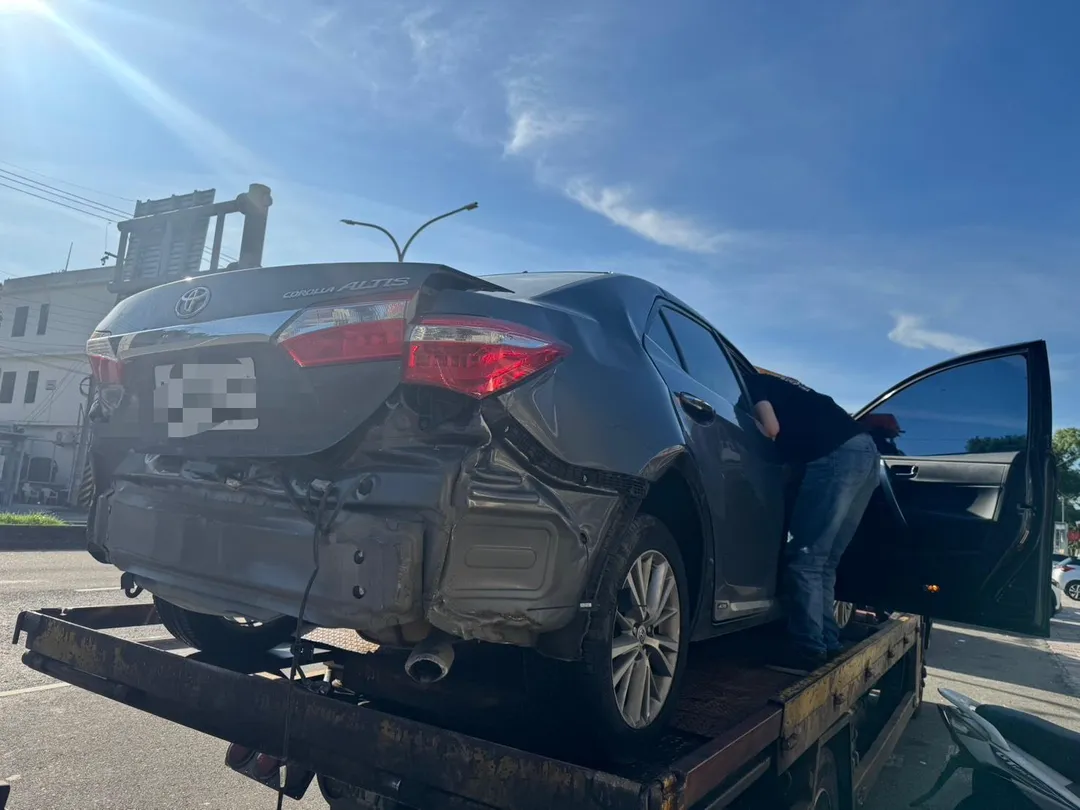 國3香山路段日前發生聯結車擦撞小客車事故,遭撞的小客車又慘遭後方貨車追撞,所幸只有一人輕傷。(圖/警方提供)