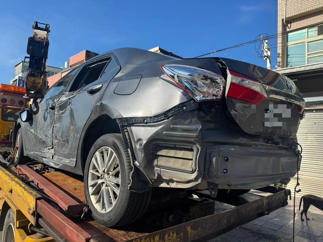 國3香山路段日前發生聯結車擦撞小客車事故,遭撞的小客車又慘遭後方貨車追撞,所幸只有一人輕傷。(圖/警方提供)