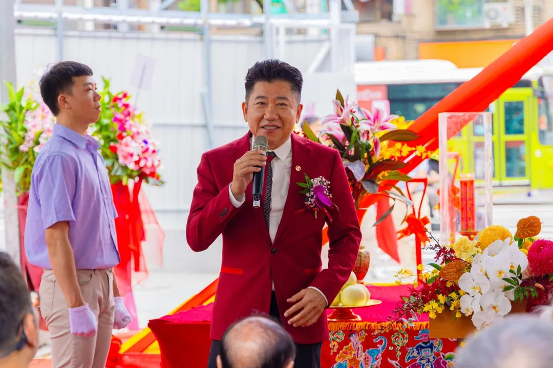 台北市不動產代銷公會理事長王明正將愛犬送至訓犬學苑，未料愛犬竟猝死，王明正憤而提告，意外揭露和前主播的關係。(圖/翻攝臉書)