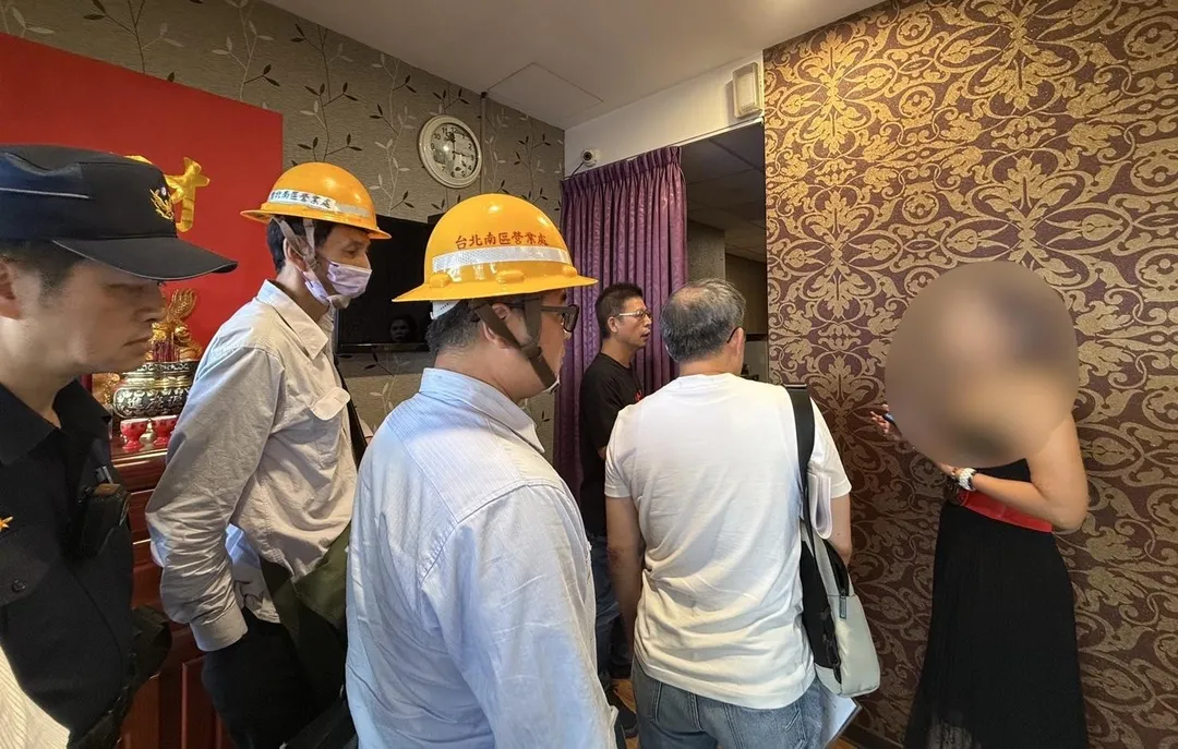 警方會同市府與相關單位執行斷水斷電。（圖／翻攝畫面）